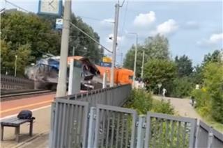 Πολωνία: Τρένο συγκρούστηκε με φορτηγό εγκλωβισμένο σε σιδηροδρομική διάβαση - Σκληρές εικόνες