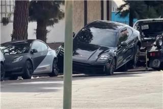 Πάτησε γκάζι εν ώρα ρυμούλκησης οδηγός Porsche και έμεινε χωρίς προφυλακτήρα