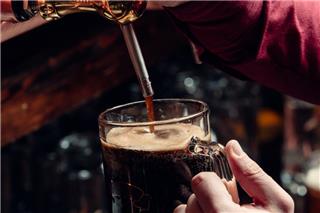 Γιατί οι βρετανικές παμπ κινδυνεύουν να χάσουν το δυνατό τους χαρτί - τους αγώνες στις οθόνες