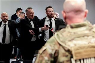 Πώς ο πράκτορος των Μυστικών Υπηρεσιών σώθηκε από τον ένοπλο που είχε ανοίξει πυρ χάρη στο κινητό του