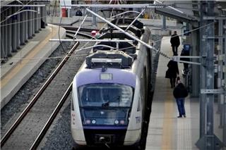 Διακόπηκαν για μία ώρα τα δρομολόγια του Προαστιακού στη γραμμή του Κιάτου λόγω φωτιάς στη Νέα Ζωή