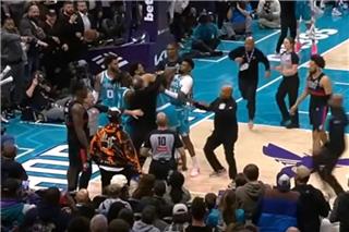 Αγριος καβγάς στο Χόρνετς - Πίστονς με μπουνιές, σπρωξίματα και τέσσερις αποβολές