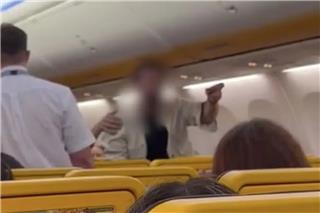 Μεθυσμένος προκάλεσε χάος σε πτήση της Ryanair, τον απομάκρυνε η αστυνομία (βίντεο)