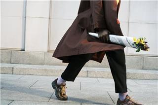 Πώς να συνδυάσετε τα ανδρικά αθλητικά παπούτσια με τα καθημερινά σας ρούχα;