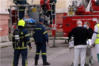 Ανδρας απειλεί να πέσει από την ταράτσα στο κτίριο της πολεοδομίας στην Αθήνα