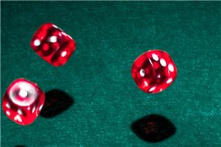 Λάρισα: «Ντου» της αστυνομίας σε κατάστημα – Τους έπιασαν με τα ζάρια στο χέρια