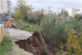 Ρέμα Πικροδάφνης: Εκκενώθηκαν 3 σπίτια - Έχουν επιστρατευθεί και φουσκωτά