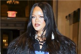 Rihanna: Φωτογραφίζεται για πρώτη φορά με την 7 μηνών κόρη της σε εξώφυλλο περιοδικού