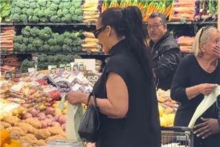 H Rihanna για ψώνια στο σούπερ μάρκετ – Το απρόοπτο με το καρότσι