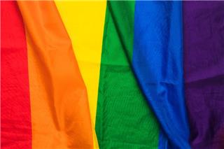 Διεθνής Αμνηστία για Ελλάδα: «Ψήφισαν νόμο που αποκλείει ομόφυλα ζευγάρια ανδρών από την πρόσβαση στην παρένθετη μητρότητα»