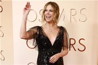 Ρίτα Γουίλσον: «Όταν είμαι στην Ελλάδα νιώθω σαν το σπίτι μου» - Μίλησε ελληνικά στο κόκκινο χαλί των Όσκαρ