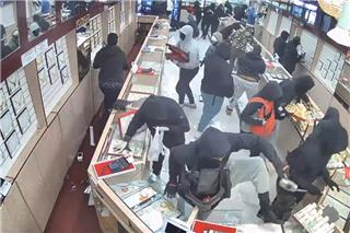 Αδιανόητο βίντεο με μασκοφόρους να ληστεύουν και να διαλύουν κοσμηματοπωλείο στην Καλιφόρνια σε 70 δευτερόλεπτα