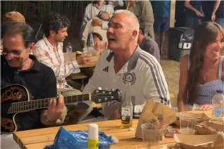 Ο Στέλιος Ρόκκος τραγούδησε σε καντίνα παραλίας στη Λήμνο - Δείτε το βίντεο