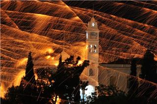 Ρουκέτα από το έθιμο στη Χίο χτύπησε 32χρονη στη γνάθο, μεταφέρθηκε στην Αθήνα για χειρουργείο