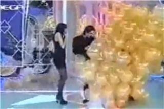 Eπική Παραμονή Πρωτοχρονιάς: Όταν η Κορομηλά πνιγόταν στα μπαλόνια και ο Σχοινάς έκανε πρόταση γάμου στη Γαρμπή