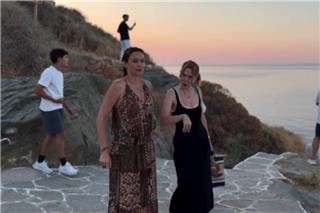 Σάκης Ρουβάς: Το βίντεο με Κάτια Ζυγούλη και Ρένα Μόρφη στη Σίφνο - Μια αξέχαστη στιγμή με μοναδική θέα