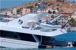 Σαλαμίνα: Βυθίζεται θαλαμηγός στη Μαρίνα Βουρκαρίου, δείτε βίντεο και φωτογραφίες