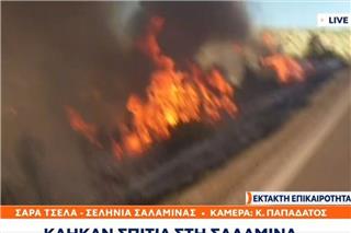 Φωτιά στη Σαλαμίνα: Η στιγμή που οι φλόγες κυκλώνουν live το συνεργείο του OPEN