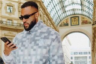 Samuel Onuha: Αυτός είναι ο influencer που φωτογραφήθηκε γυμνός μπροστά στο άγαλμα του Καραμανλή