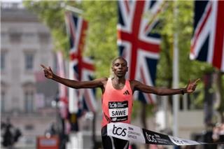 «Τσάι και δύο φέτες ψωμί»: Η απίθανη διατροφή του Σάουε πίσω από το ιστορικό ρεκόρ στον Μαραθώνιο Λονδίνου