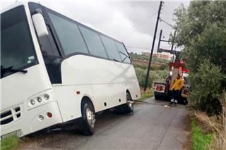 Σχολικό λεωφορείο στο Ηράκλειο βγήκε εκτός δρόμου, λαχτάρησαν οι μαθητές – «Υποχώρησε το οδόστρωμα», λέει ο οδηγός