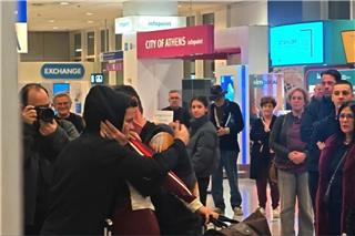 Συγκινητικές στιγμές στο «Ελευθέριος Βενιζέλος»: Επέστρεψαν 450 Έλληνες από το Ντουμπάι – Συγκλονιστικές μαρτυρίες