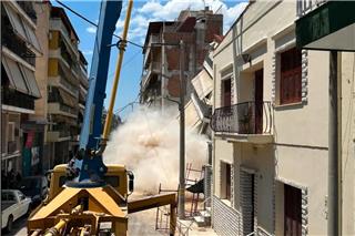 Πετράλωνα: Απομακρύνονται τα μπάζα από την πολυκατοικία που κατέρρευσε