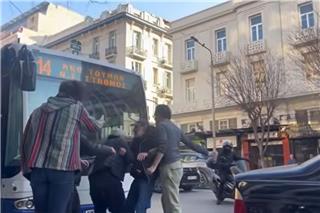 Θεσσαλονίκη: Οδηγός του ΟΑΣΘ κατέβηκε από το λεωφορείο και έδειρε άλλον οδηγό - Σε διαθεσιμότητα ο επαγγελματίας