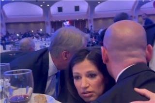 Σάλος με σύμβουλο του Τραμπ: Τον κατηγορούν ότι έβαλε ως «ασπίδα» την έγκυο γυναίκα του