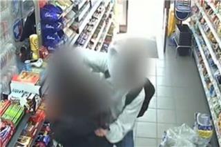 Σκληρό βίντεο: Η στιγμή που 14χρονος μαχαιρώνει κορίτσι που αρνήθηκε να βγει ραντεβού μαζί του