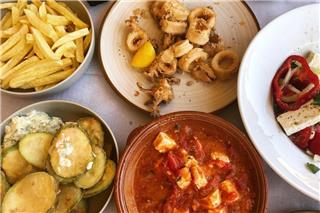 5 μέρη στην Ελλάδα που αξίζουν το ταξίδι μόνο για το φαγητό τους