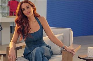 Το denim φόρεμα της Σίσσυς Χρηστίδου είναι αυτό που χρειάζεσαι για να δείχνεις θηλυκή χωρίς προσπάθεια