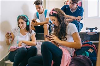 Πρωτοπορεί η Ελλάδα: Εκτενής προβολή από διεθνή ΜΜΕ για την απόφαση να απαγορευτούν τα social media σε ανήλικους κάτω των 15 ετών