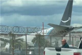 Σοκ στο Μαϊάμι: Αεροσκάφος cargo βγήκε εκτός διαδρόμου και τυλίχθηκε στις φλόγες - Τι αναφέρουν για τραυματίες