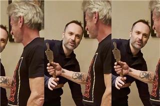 Σον Πεν: Παρέλαβε «Όσκαρ» φτιαγμένο από κατεστραμμένο ουκρανικό σιδηροδρομικό βαγόνι