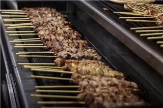 Γνωστός σουβλατζής στη Δραπετσώνα διακινούσε ναρκωτικά – Είχε και τιμοκατάλογο για την ηρωίνη και την κοκαΐνη