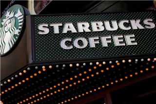 H Starbucks απολύει εργαζόμενους στις ΗΠΑ και κάνει reset στην Ελλάδα
