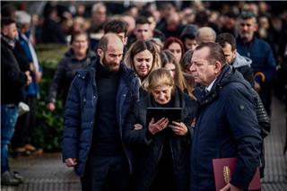 «Η φωτιά δεν μπόρεσε να κάψει αυτό που ήσουν»: Θρήνος στις κηδείες των τριών θυμάτων της τραγωδίας στην Βιολάντα