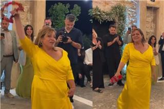 Βίκυ Σταυροπούλου: Ο ξέφρενος χορός αλά «Είσαι το Ταίρι μου» στον γάμο της Δανάης Μπάρκα (Βίντεο)
