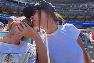 Παθιασμένο φιλί στο στόμα! Justin και Hailey στις κερκίδες αγώνα μπέιζμπολ - Δείτε τη φωτογραφία