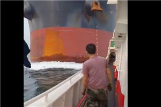 Σύγκρουση πλοίου 229 μέτρων με αλιευτικό στη Σιγκαπούρη ‑ Δείτε πώς γέρνει το σκάφος στο βίντεο