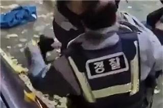 Σύλληψη μεθυσμένου στο Μπουσάν γίνεται viral: Έπεσε το περουκίνι αστυνομικού