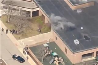 Ένοπλος μπούκαρε με το αυτοκίνητο σε συναγωγή στο Μίσιγκαν και άρχισε να πυροβολεί – Πυκνοί καπνοί στην περιοχή