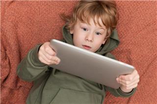 Τα παιδιά που είναι κολλημένα στις οθόνες μετατρέπονται σε γεμάτοι άγχος έφηβοι