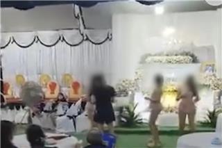 Κηδεία στην Ταϊλάνδη έγινε viral, 58χρονος είχε ζητήσει αποχαιρετισμό με πάρτι και χορεύτριες - Δείτε βίντεο