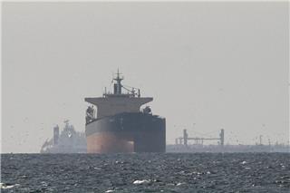 Μέση Ανατολή: Καρέ καρέ η διάσωση του πληρώματος του ελληνόκτητου δεξαμενόπλοιου Zefyros που χτυπήθηκε στον Περσικό Κόλπο