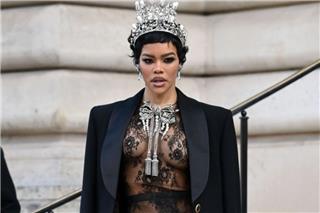 Η τολμηρή εμφάνιση της Τεγιάνα Τέιλορ στο Παρίσι