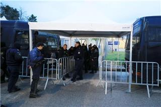 Δίκη για τα Τέμπη: Συνωστισμός στην είσοδο του «Γαιόπολις» - Αυστηρός έλεγχος από την ΕΛΑΣ