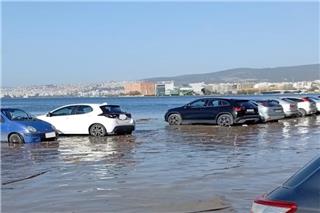 Η θάλλασα βγήκε στη στεριά στην παραλία Θεσσαλονίκης