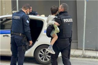 Επέστρεψαν σπίτι η μητέρα με τον 5χρονο που είχε αφήσει μόνο του - «Πήγε επειγόντως στο νοσοκομείο» λέει ο δικηγόρος